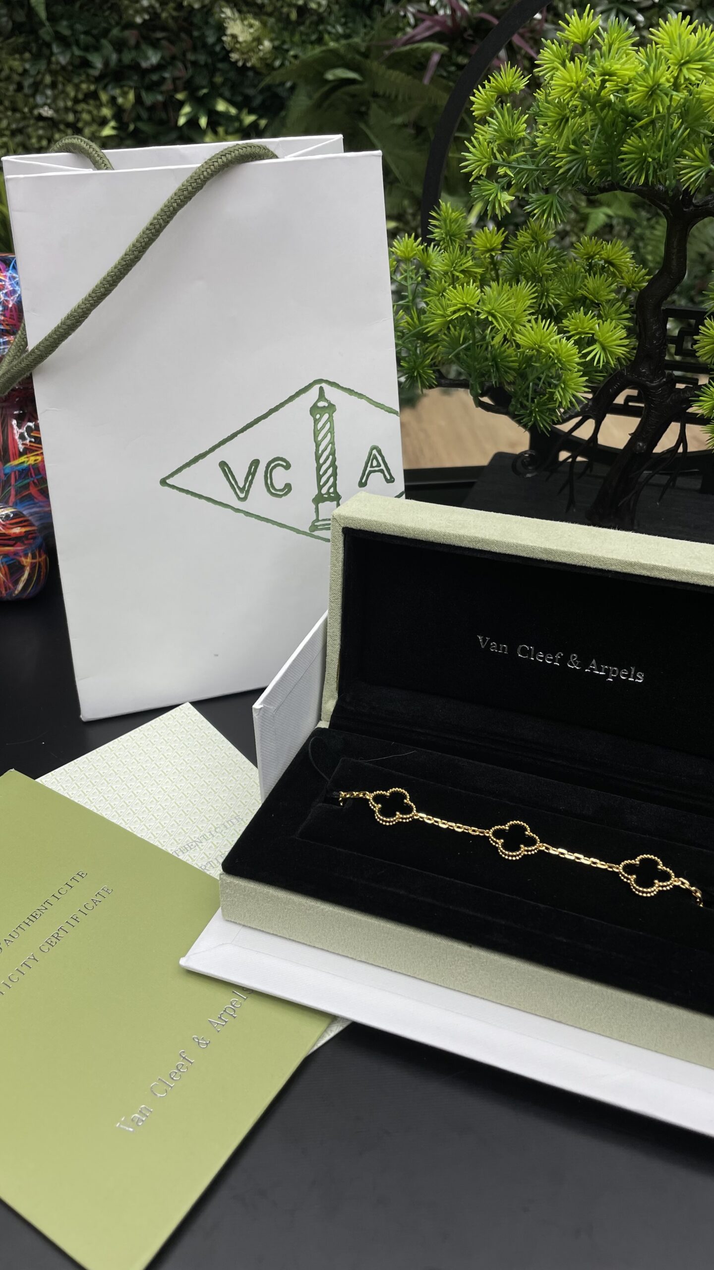 Van Cleef & Arpels Vintage Alhambra bracelet 5 motifs Gold/Black - Image 1