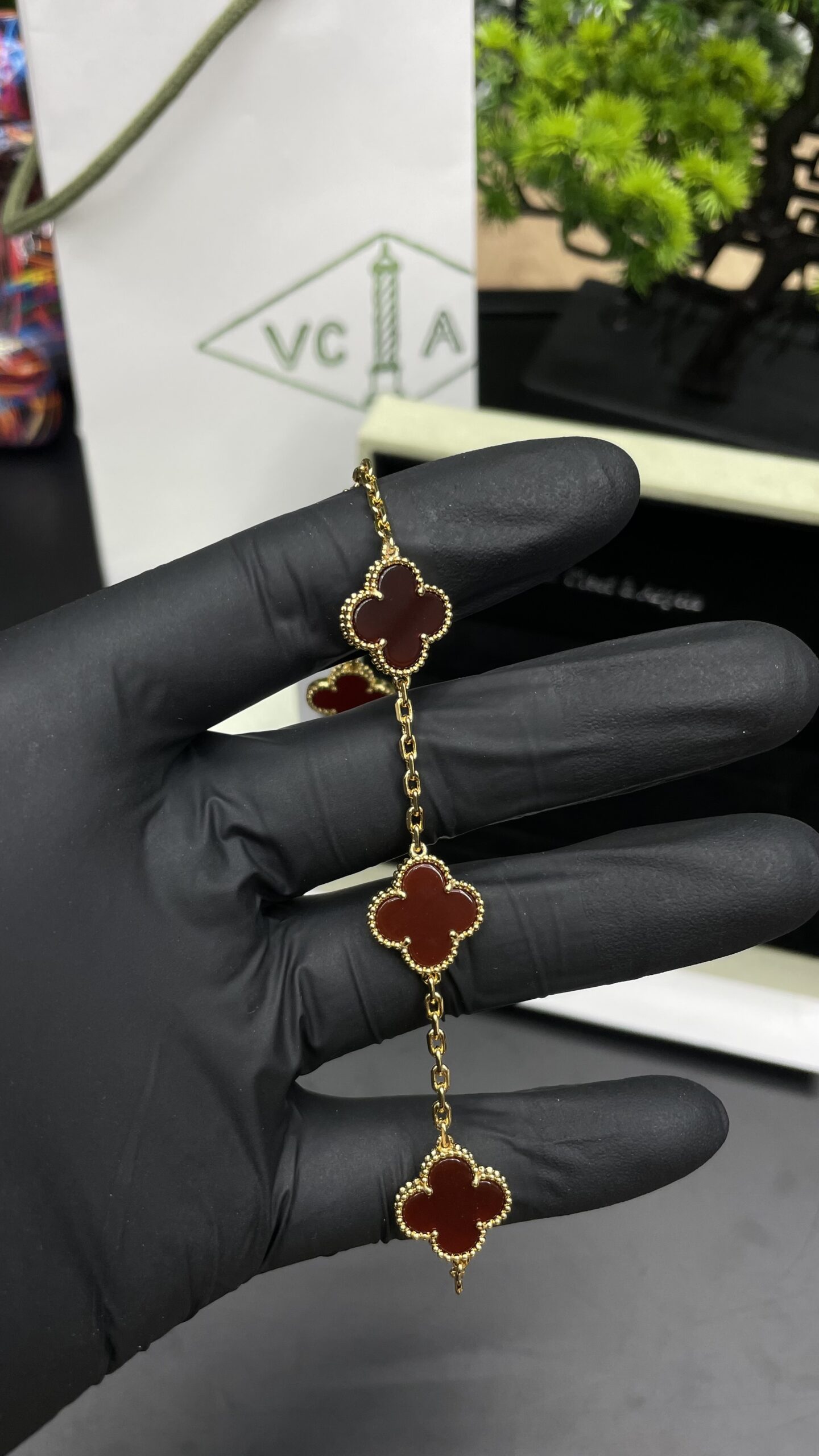 Van Cleef & Arpels Vintage Alhambra bracelet 5 motifs Gold/Bordeaux - Image 2