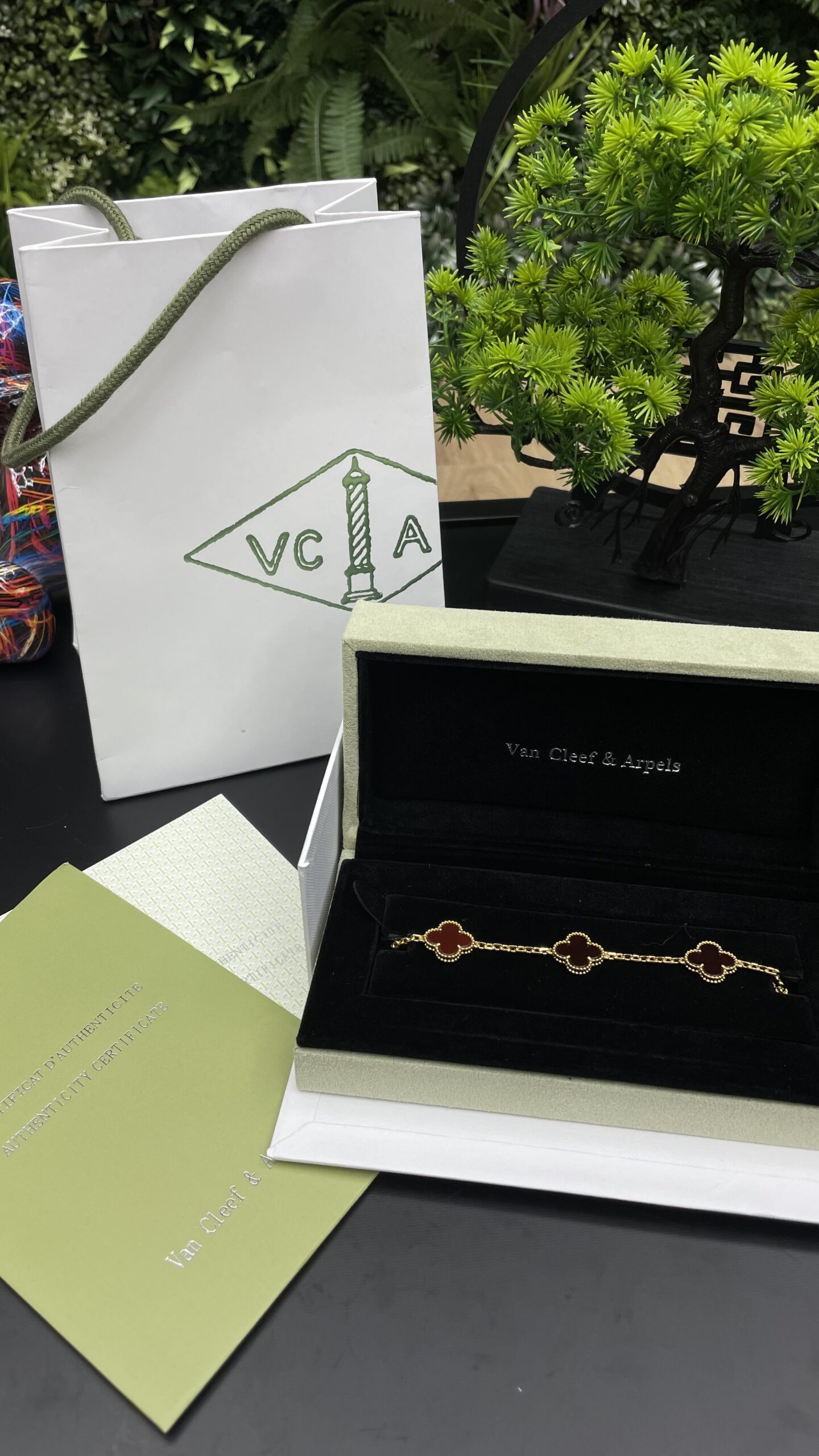 Van Cleef & Arpels Vintage Alhambra bracelet 5 motifs Gold/Bordeaux - Image 1