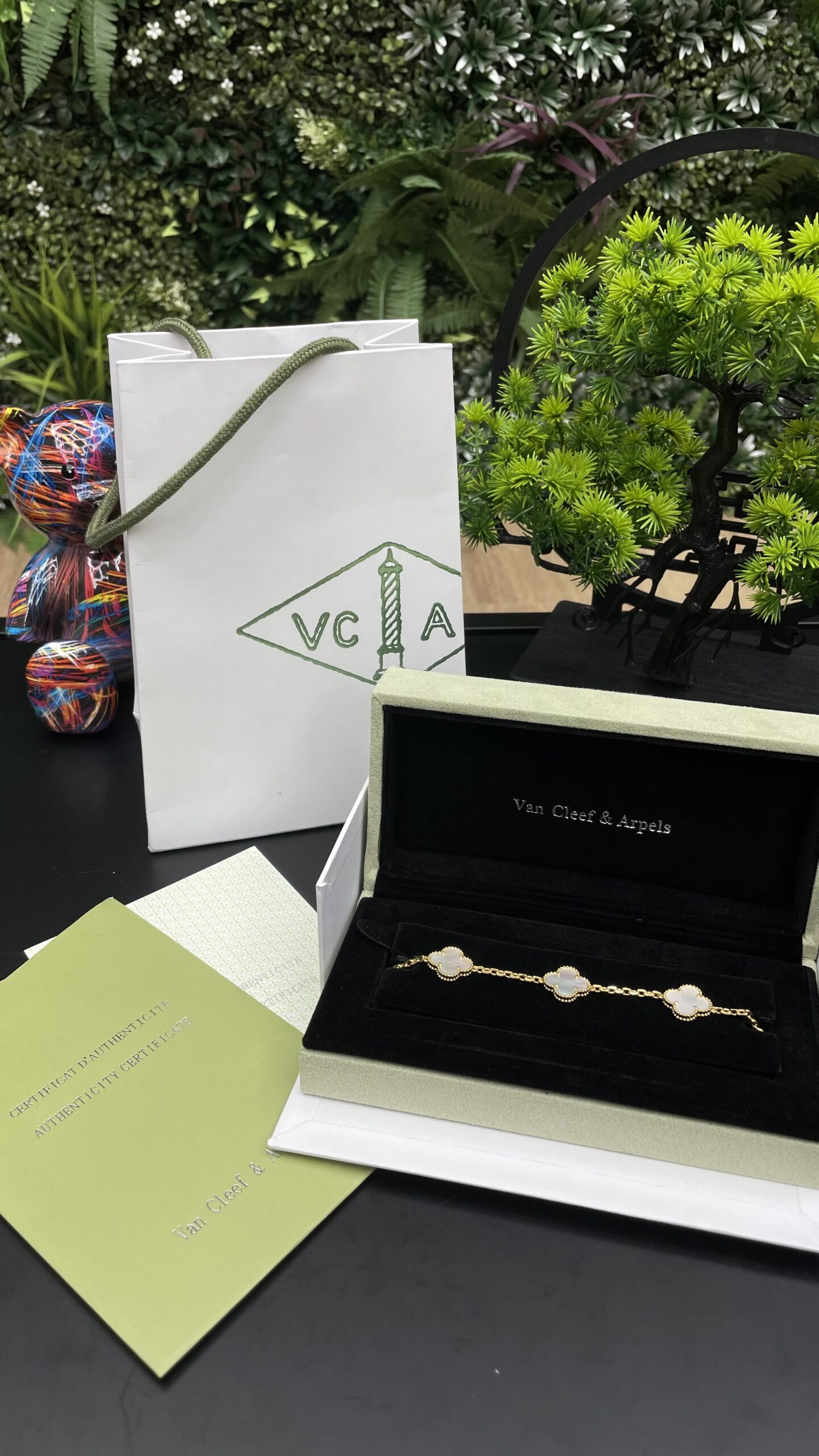 Van Cleef & Arpels Vintage Alhambra bracelet 5 motifs Gold/White - Image 1