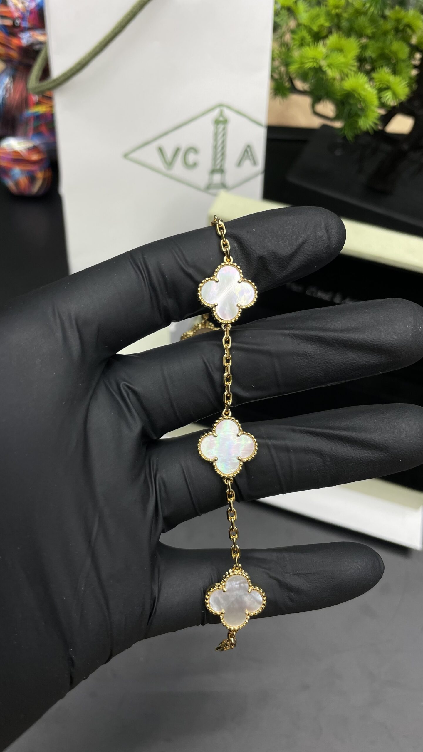 Van Cleef & Arpels Vintage Alhambra bracelet 5 motifs Gold/White - Image 2