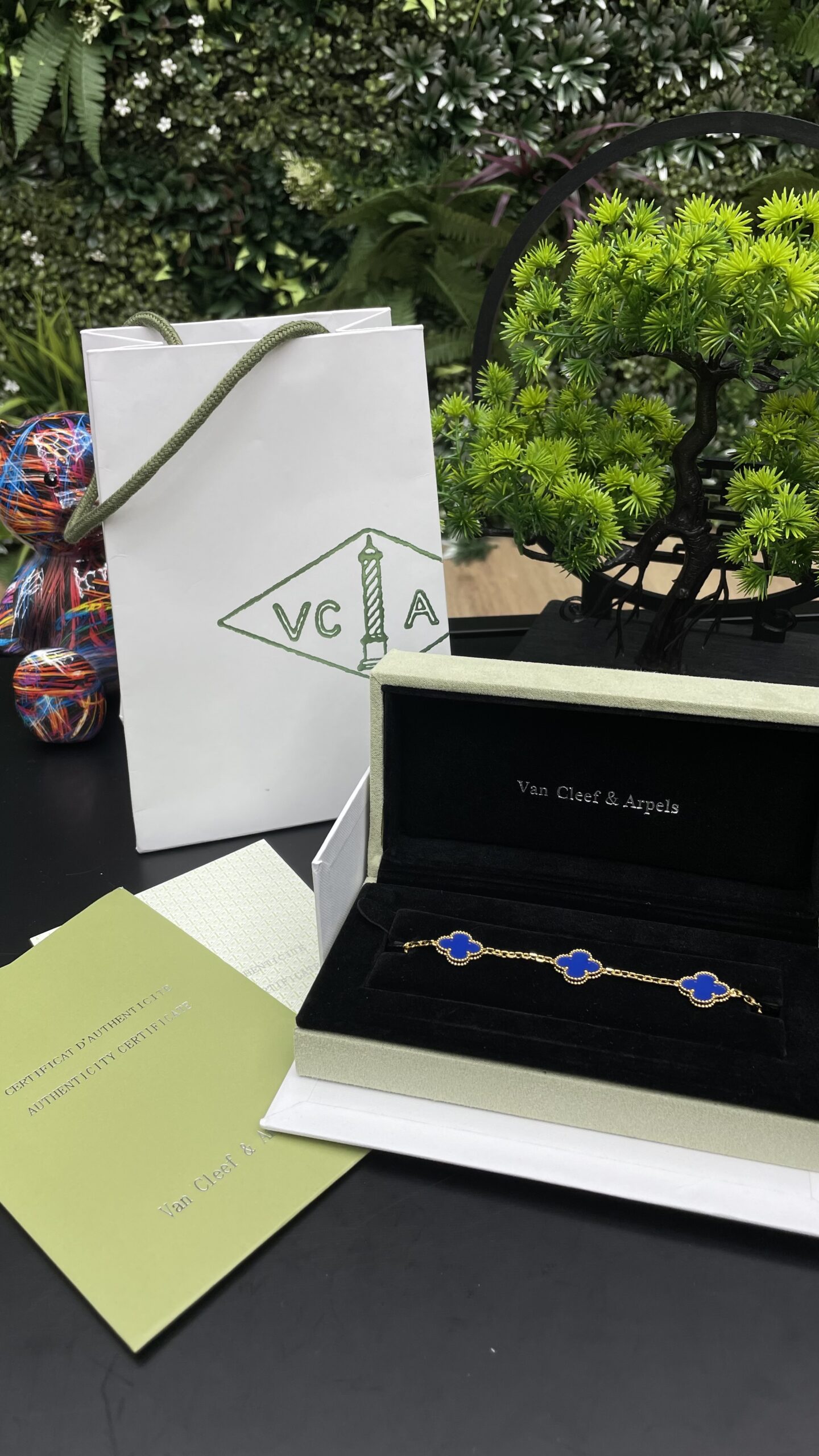 Van Cleef & Arpels Vintage Alhambra bracelet 5 motifs Gold/Blue - Image 1