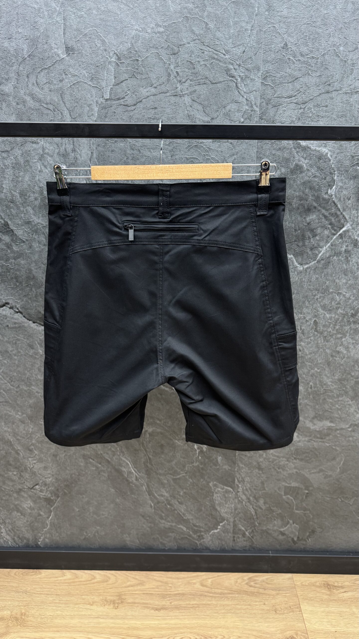 Dior Short Cargo Pants Black - Image 3