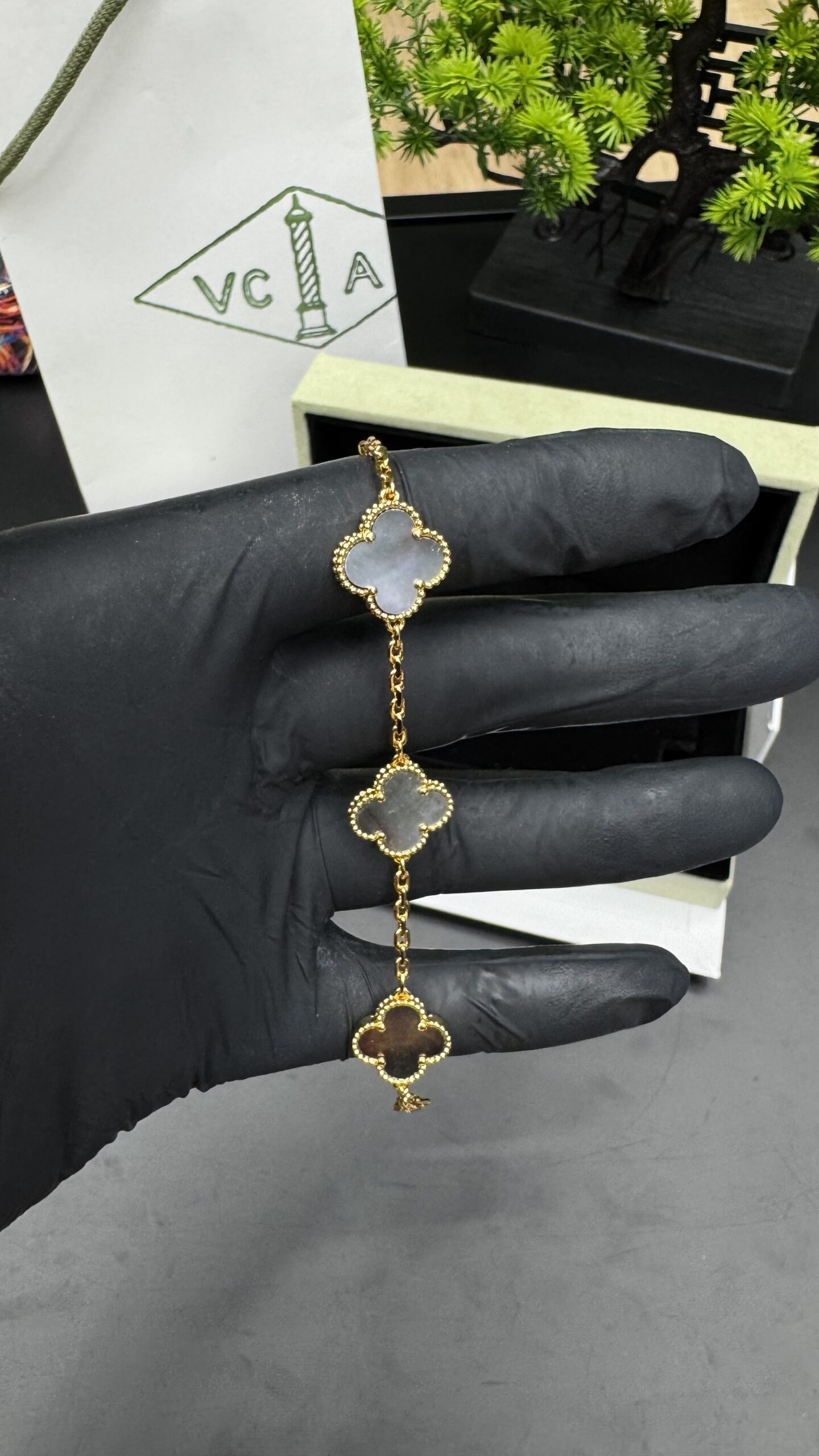 Van Cleef & Arpels Vintage Alhambra bracelet 5 motifs Gold/Grey - Image 2