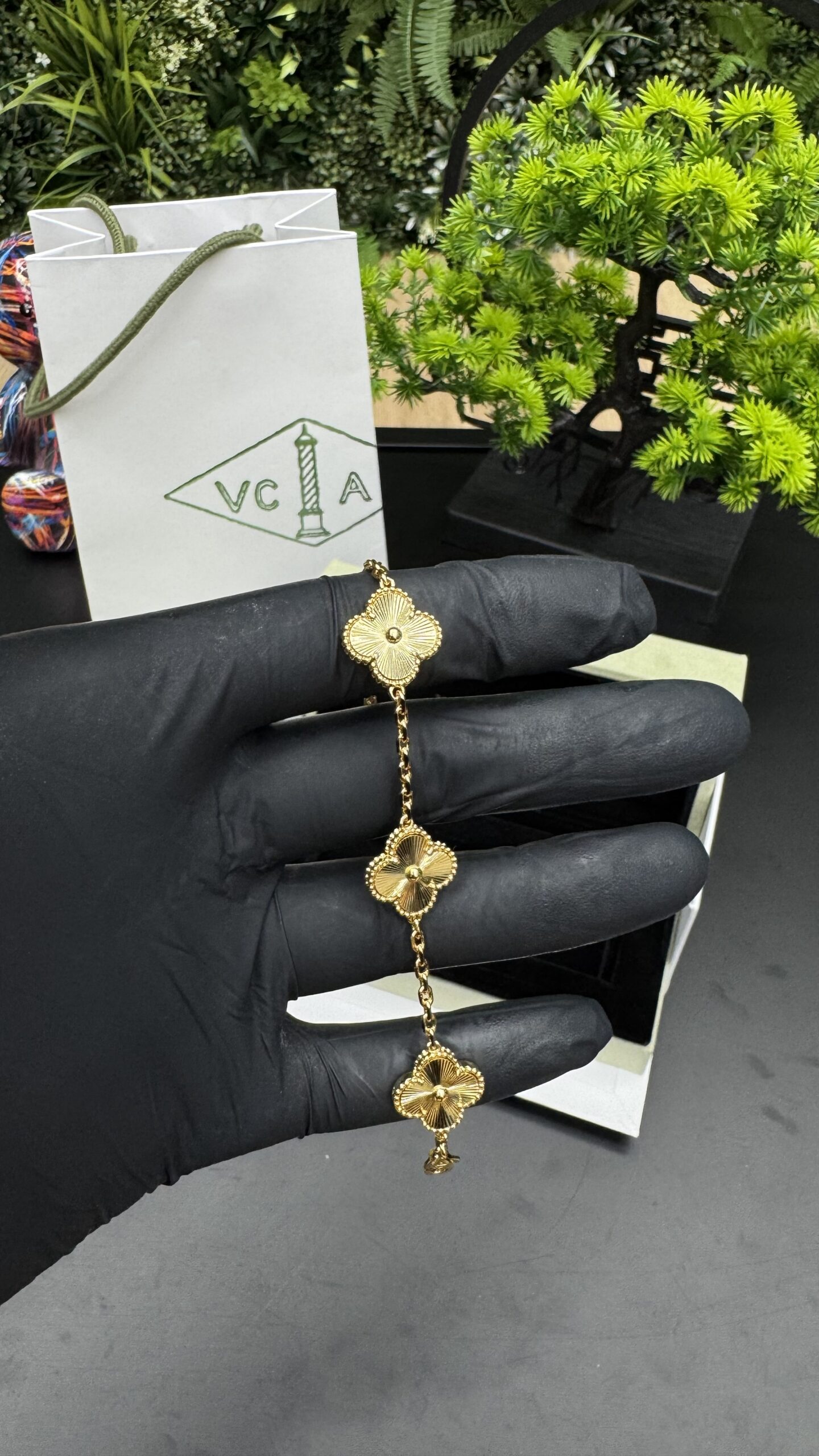 Van Cleef & Arpels Vintage Alhambra bracelet 5 motifs Full Gold - Image 2