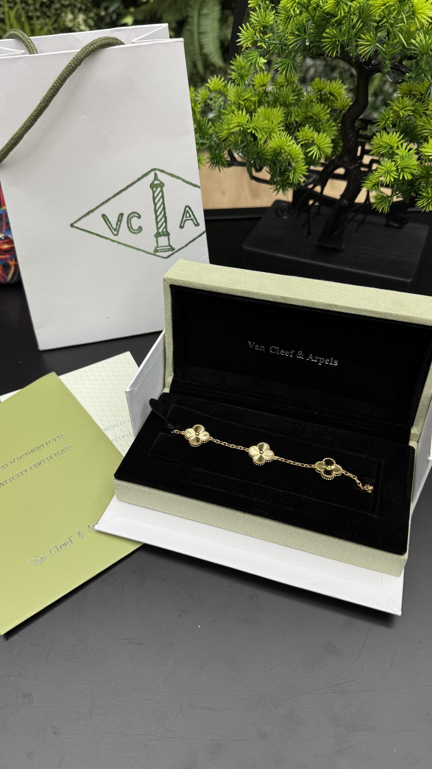 Van Cleef & Arpels Vintage Alhambra bracelet 5 motifs Full Gold - Image 1