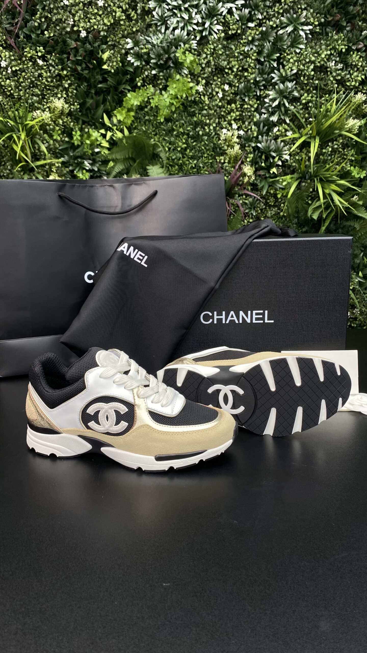Chanel Low Top Trainer beige/White/Black - Image 1