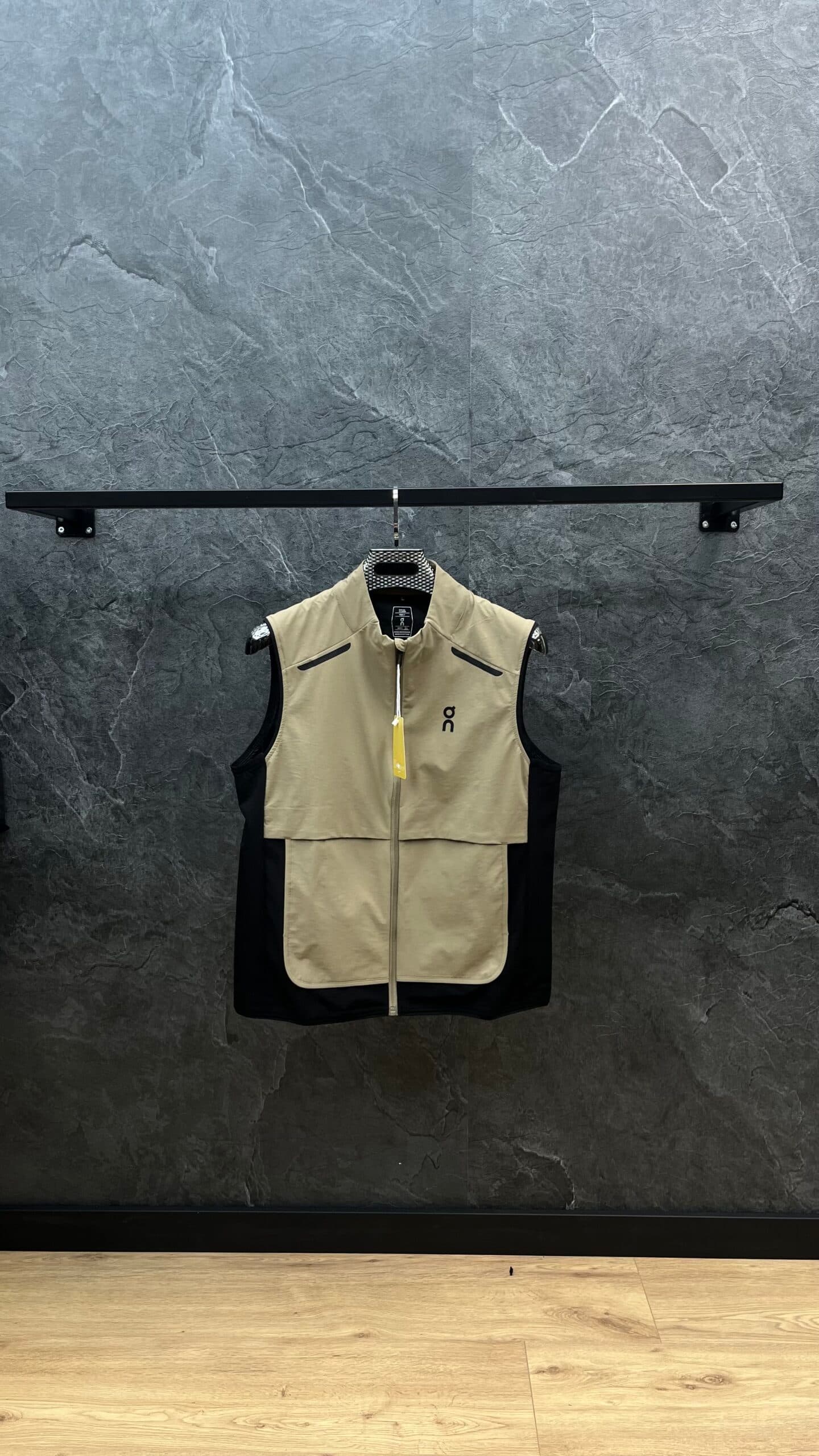 On Running Core Bodywarmer Beige/Black