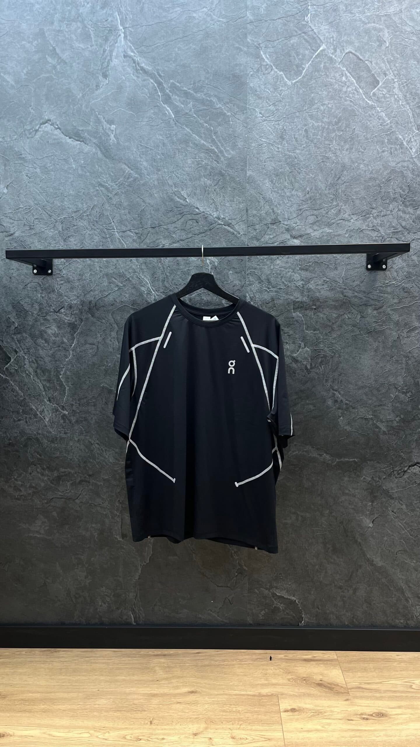 On Runnig Short Sleeve Reflective T shirt Black