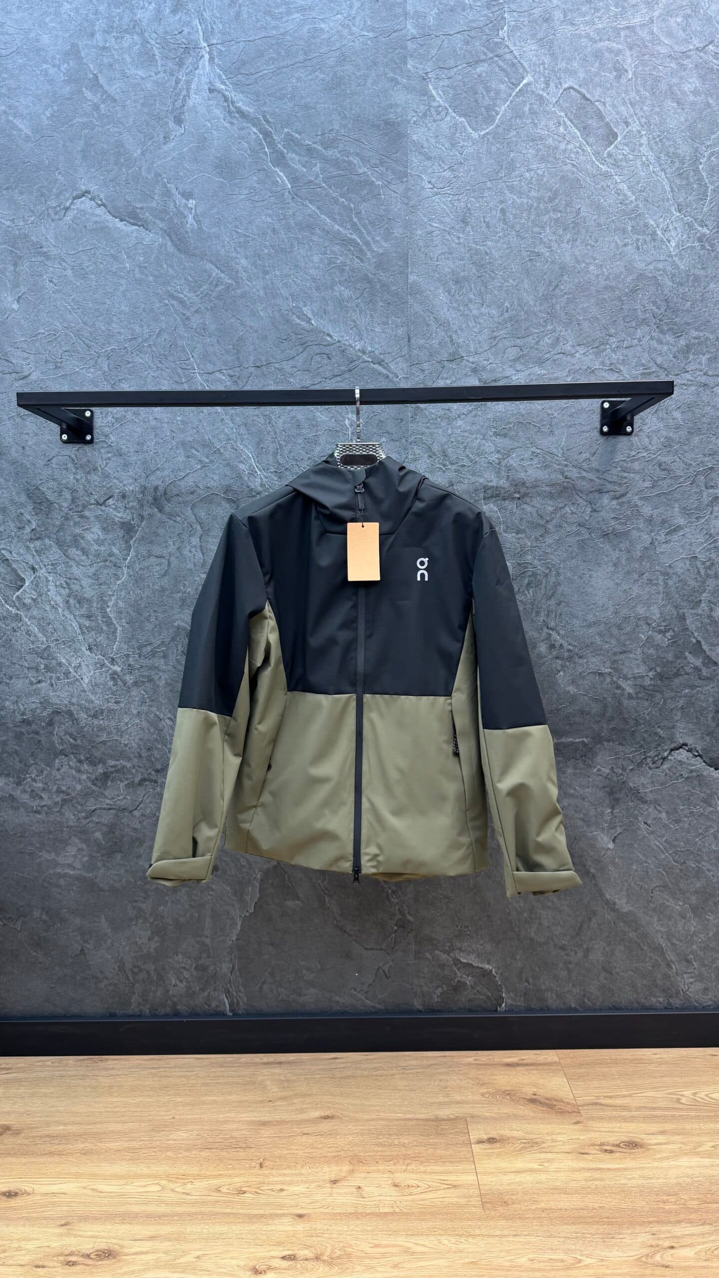 On Running Windbreaker Khaki/Black