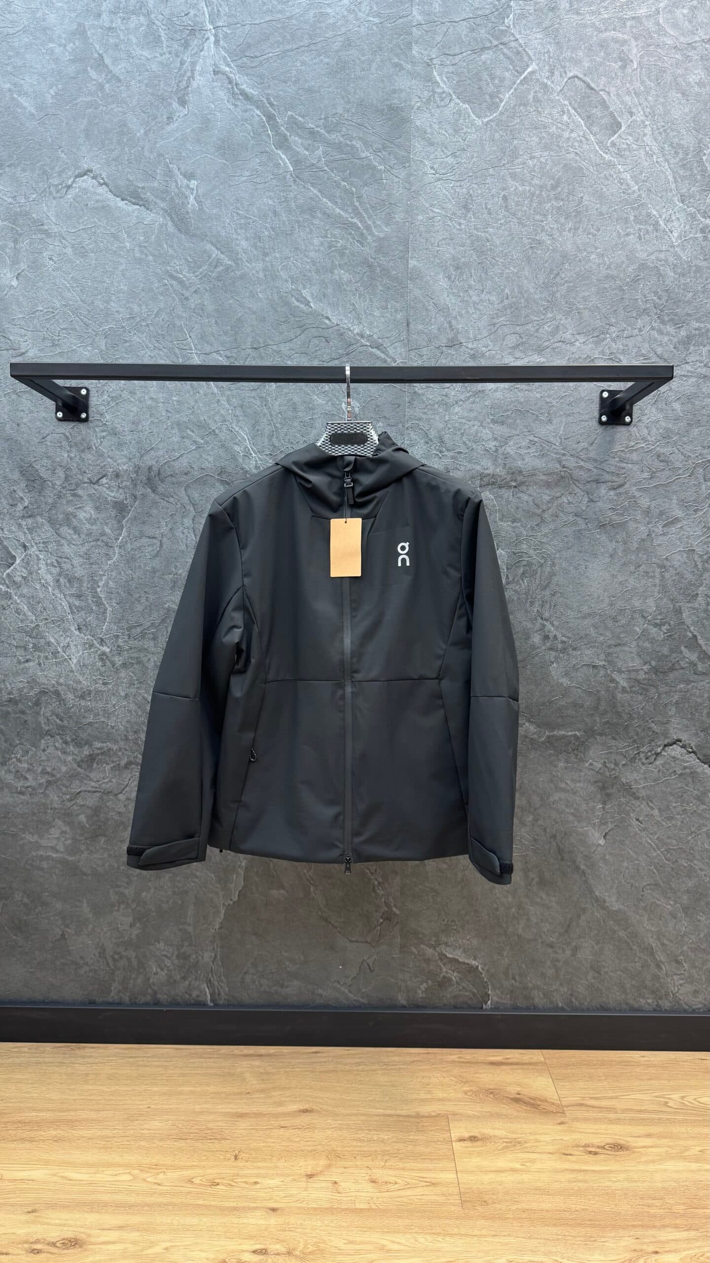 On Running Windbreaker Black