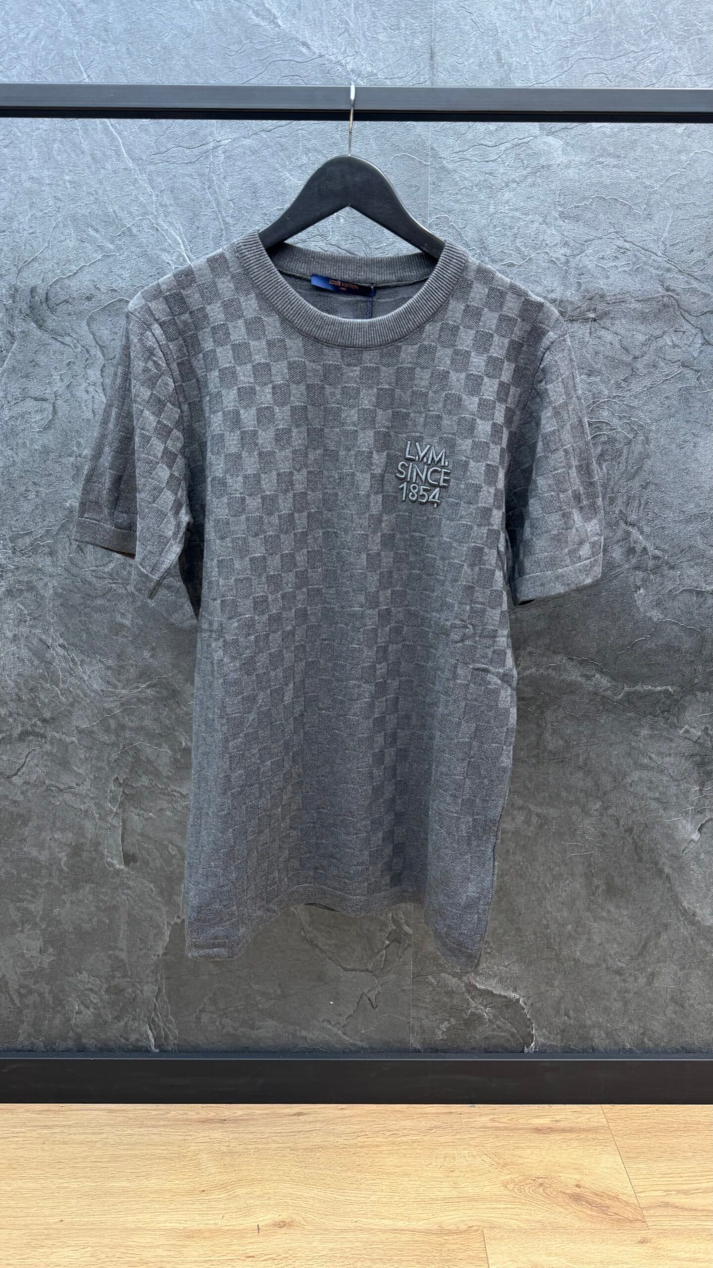 Louis Vuitton Embroidered Damier Logo T Shirt Antraciet